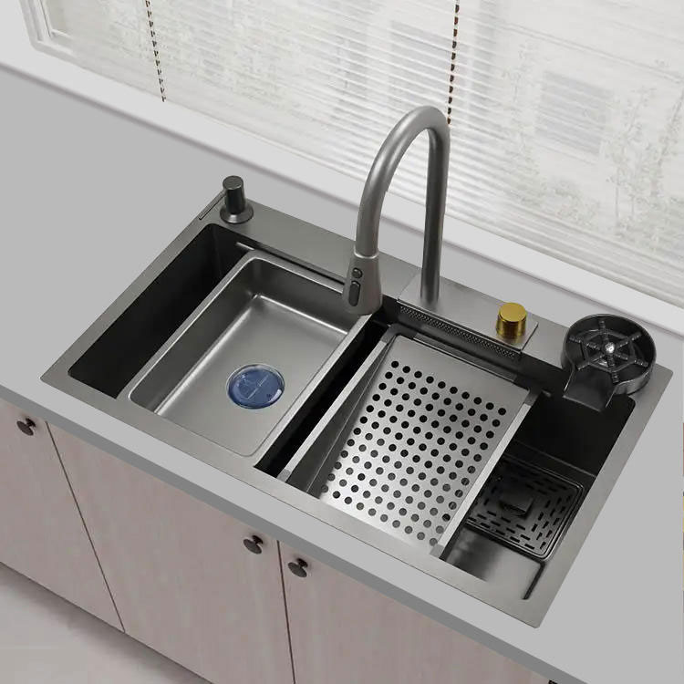 Lavello della cucina con postazione di lavoro
